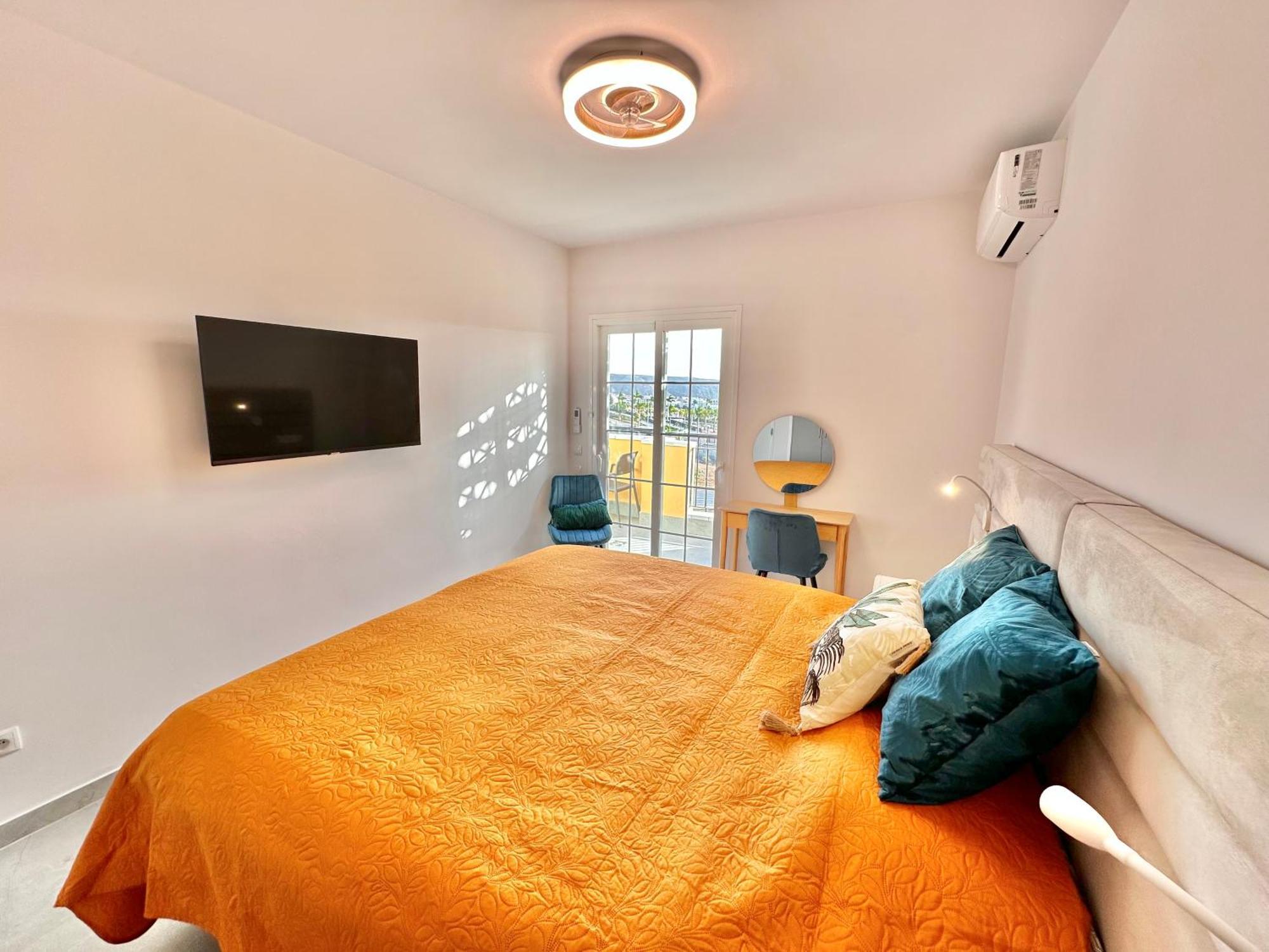 Sunset Apartment 2 & Heated Pool Лос Кристианос Екстериор снимка